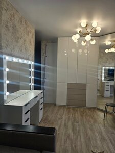 Гримёрный столик и другая мебель в интерьере комнаты