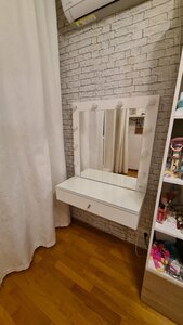 Гримёрный столик с зеркалом в интерьере комнаты покупателя