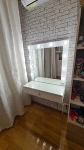 Гримёрный столик с зеркалом в интерьере комнаты покупателя