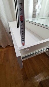 Открытые ящики гримёрного столика: внутреннее пространство для хранения