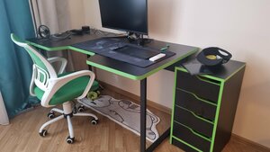 Компьютерный стол с монитором в комнате покупателя