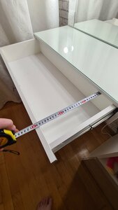 Открытые ящики гримёрного столика: внутреннее пространство для хранения
