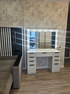 Гримёрный столик с зеркалом и светящейся рамкой