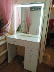 Гримёрный столик с зеркалом и светящейся рамкой
