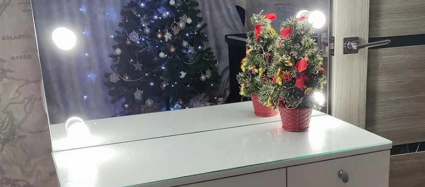 Зеркало гримёрного столика крупным планом