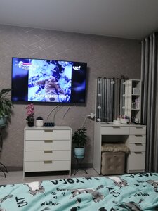 Гримёрный столик и другая мебель в интерьере комнаты