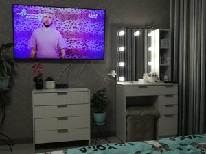 Гримёрный столик и другая мебель в интерьере комнаты