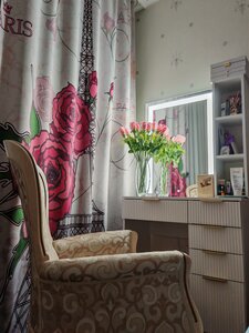 Гримёрный столик с зеркалом в интерьере комнаты покупателя
