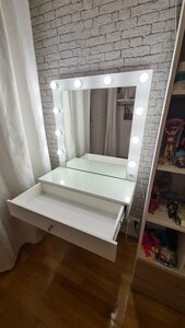 Открытые ящики гримёрного столика: внутреннее пространство для хранения